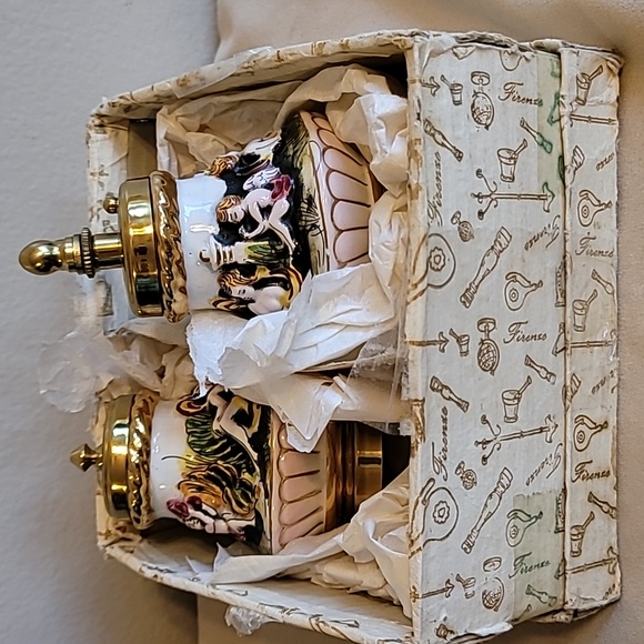 Capodimonte Vintage Porcelain And Brass Salt Shaker And Pepper Grinder NIB NEW - Picture 2 of 10